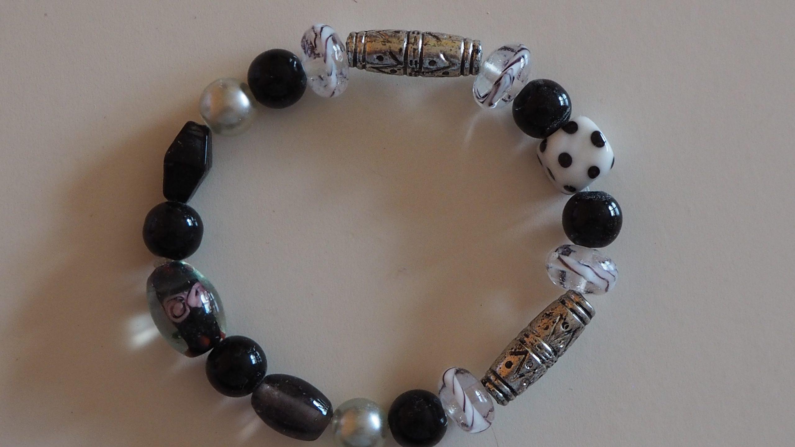 Armband schwarz-weiß mit Würfelform Glas und Porzellan